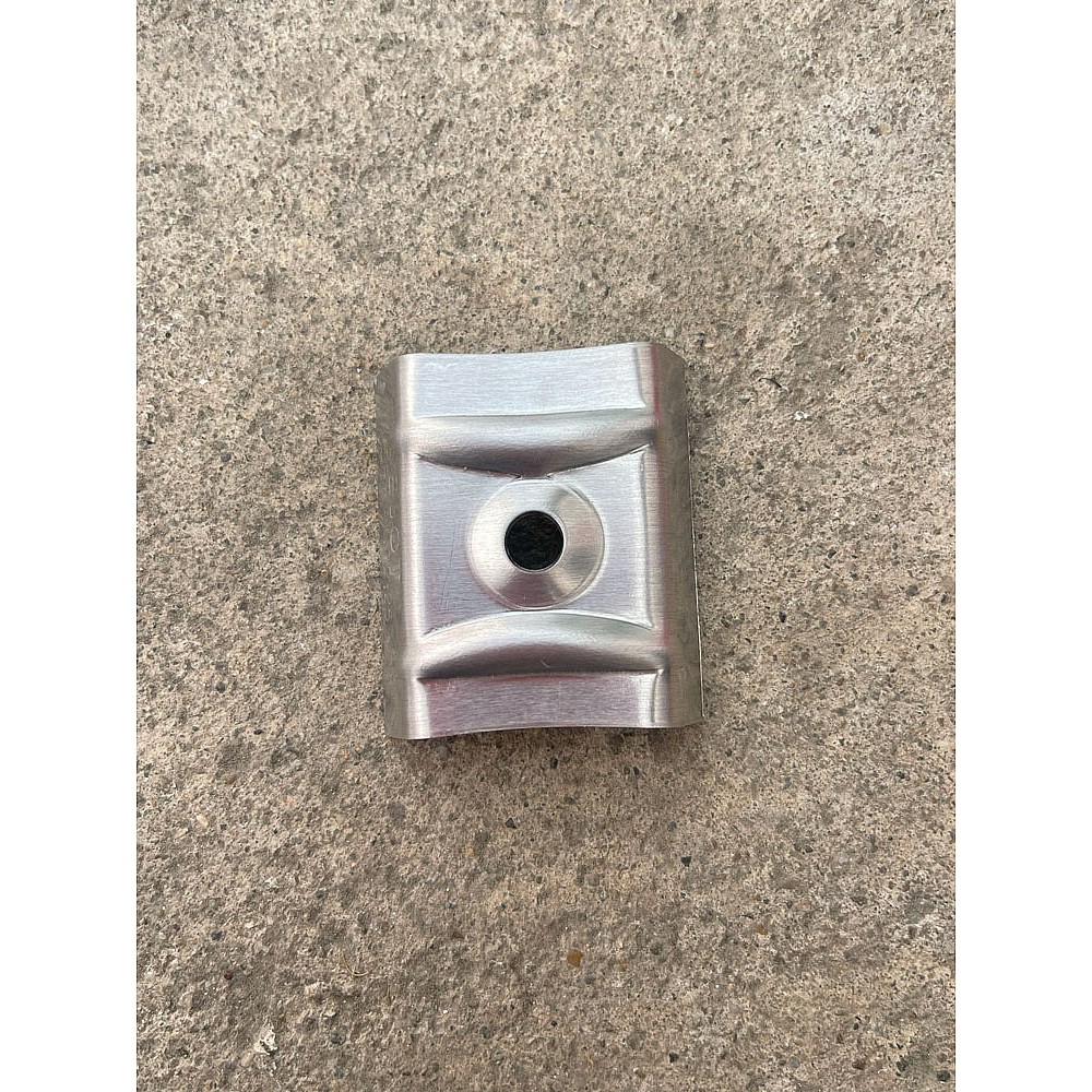 Clemă fixare 32mm cu garnitură cauciuc pentru policarbonat trapez sau cutat, călăreț prindere, din aluminiu
