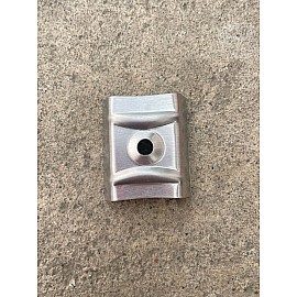 Clemă fixare 32mm cu garnitură cauciuc pentru policarbonat trapez sau cutat, călăreț prindere, din aluminiu