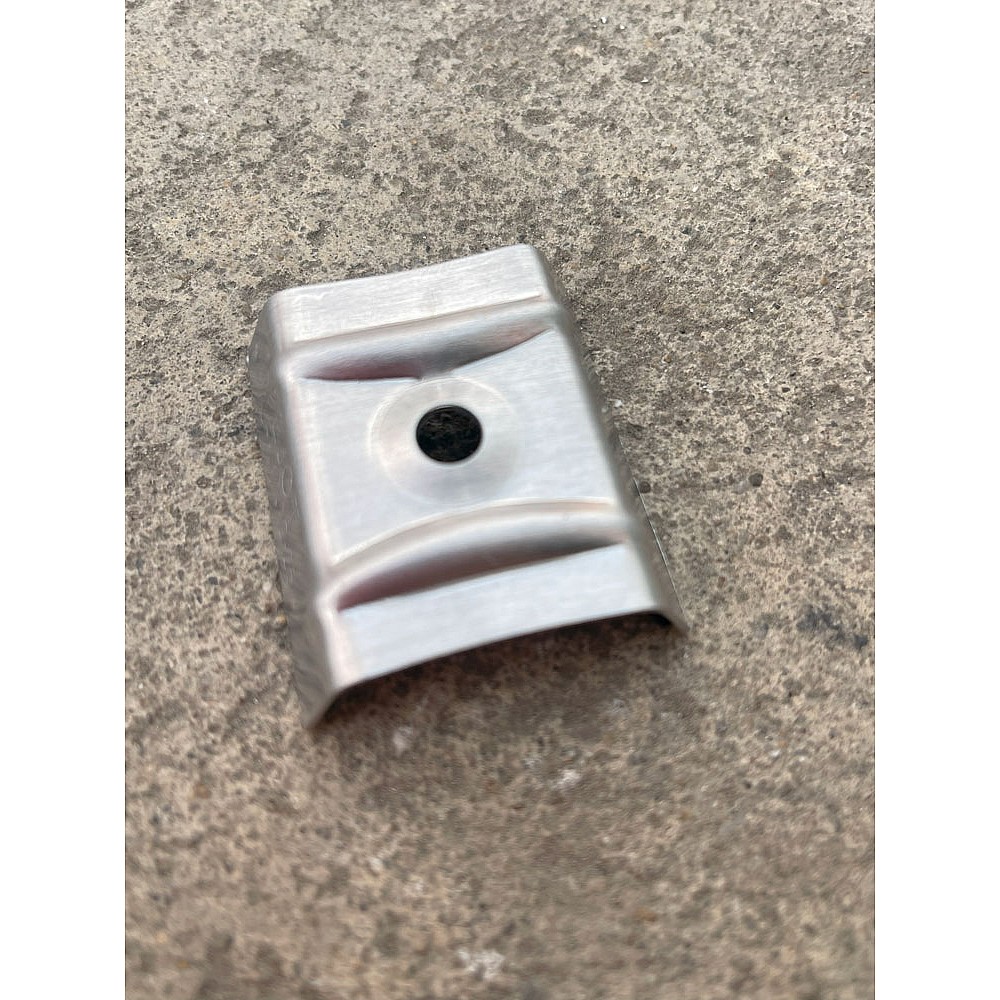 Clemă fixare 42mm cu garnitură cauciuc pentru policarbonat trapez sau cutat, călăreț prindere, din aluminiu
