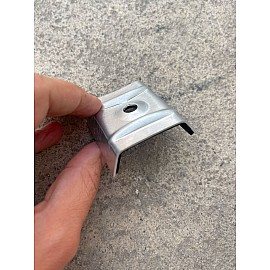 Clemă fixare 32mm cu garnitură cauciuc pentru policarbonat trapez sau cutat, călăreț prindere, din aluminiu