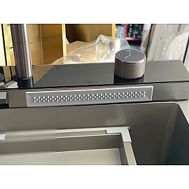 Chiuvetă bucătărie inox satin HD7550 multifuncțională (baterie cu 3 moduri de curgere, consolă din sticlă,  2 tăvițe de scurgere, tocător din lemn, spălător de pahare, dozator detergent de vase)